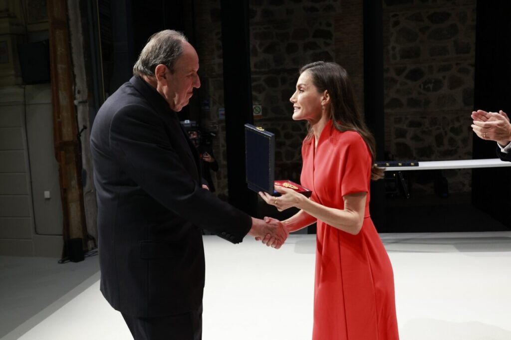 Entrega de medallas de oro en Bellas Artes a una mujer en vestido rojo
