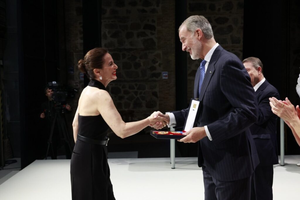 Entrega de medallas de oro en Bellas Artes con un apretón de manos