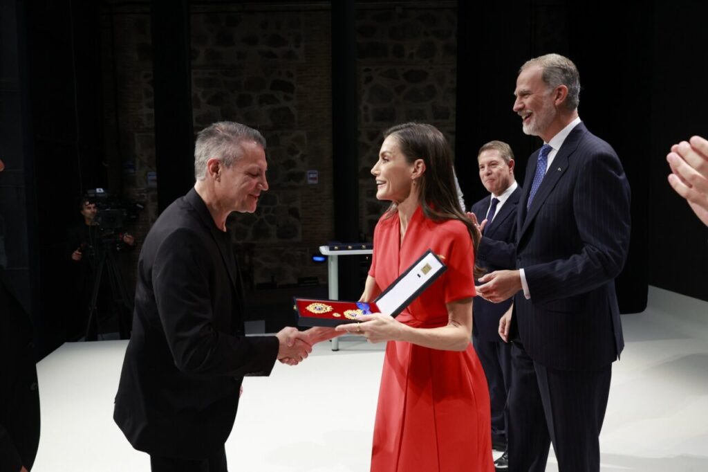 Entrega de medallas de oro en Bellas Artes a un artista destacado