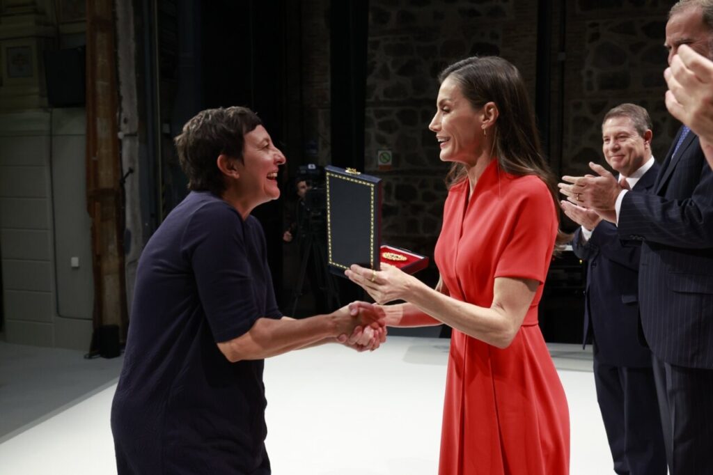 Entrega de medallas de oro en Bellas Artes con sonrisas y aplausos