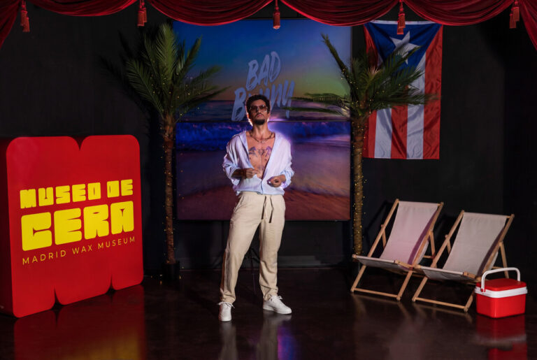 Figura de cera de Bad Bunny en el Museo de Cera de Madrid con fondo caribeño.