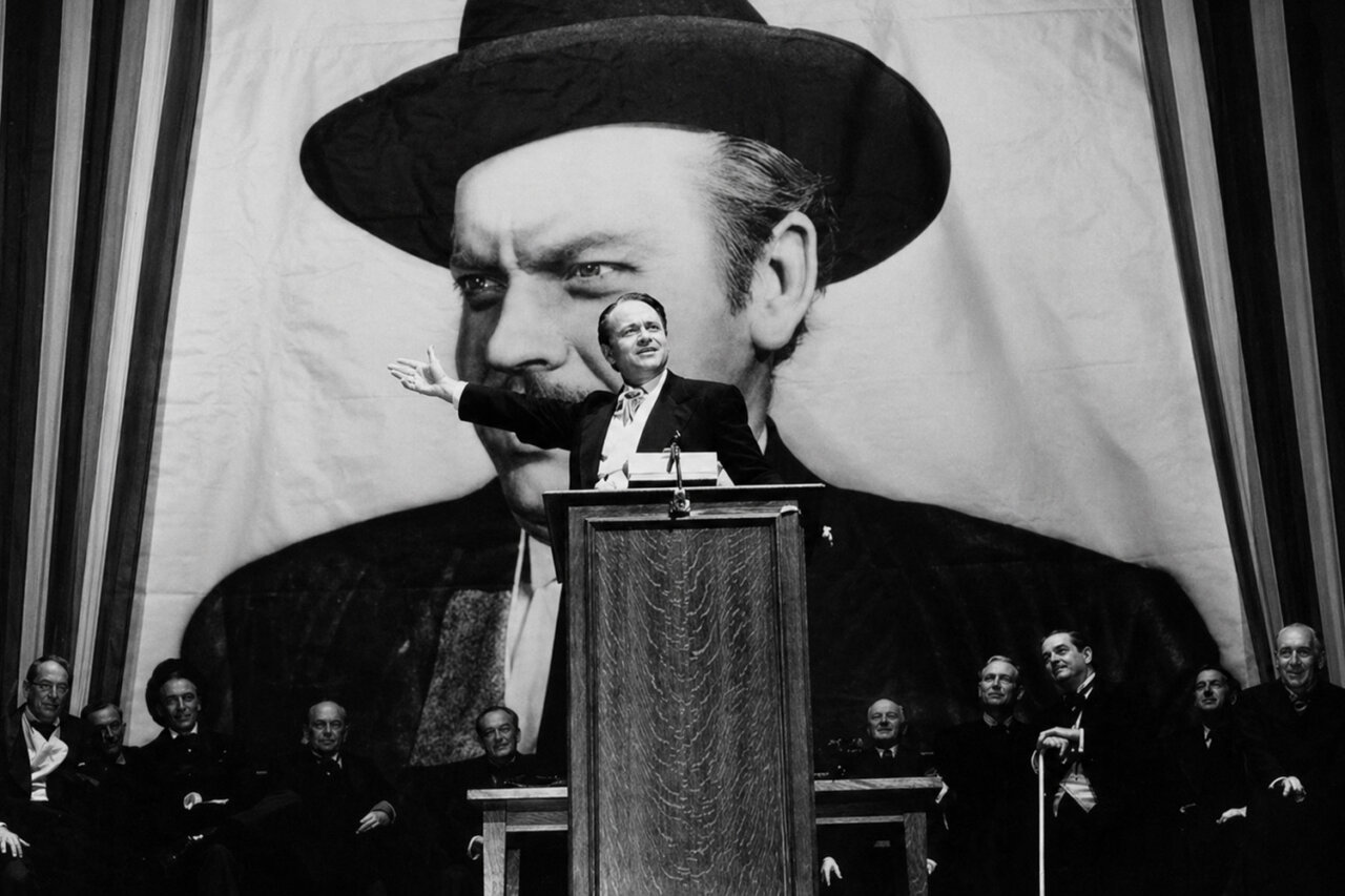 Escena de Ciudadano Kane con Orson Welles en un podio