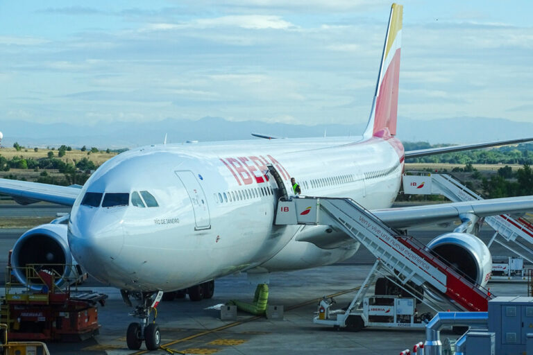 Avión de Iberia en el aeropuerto con escaleras de embarque