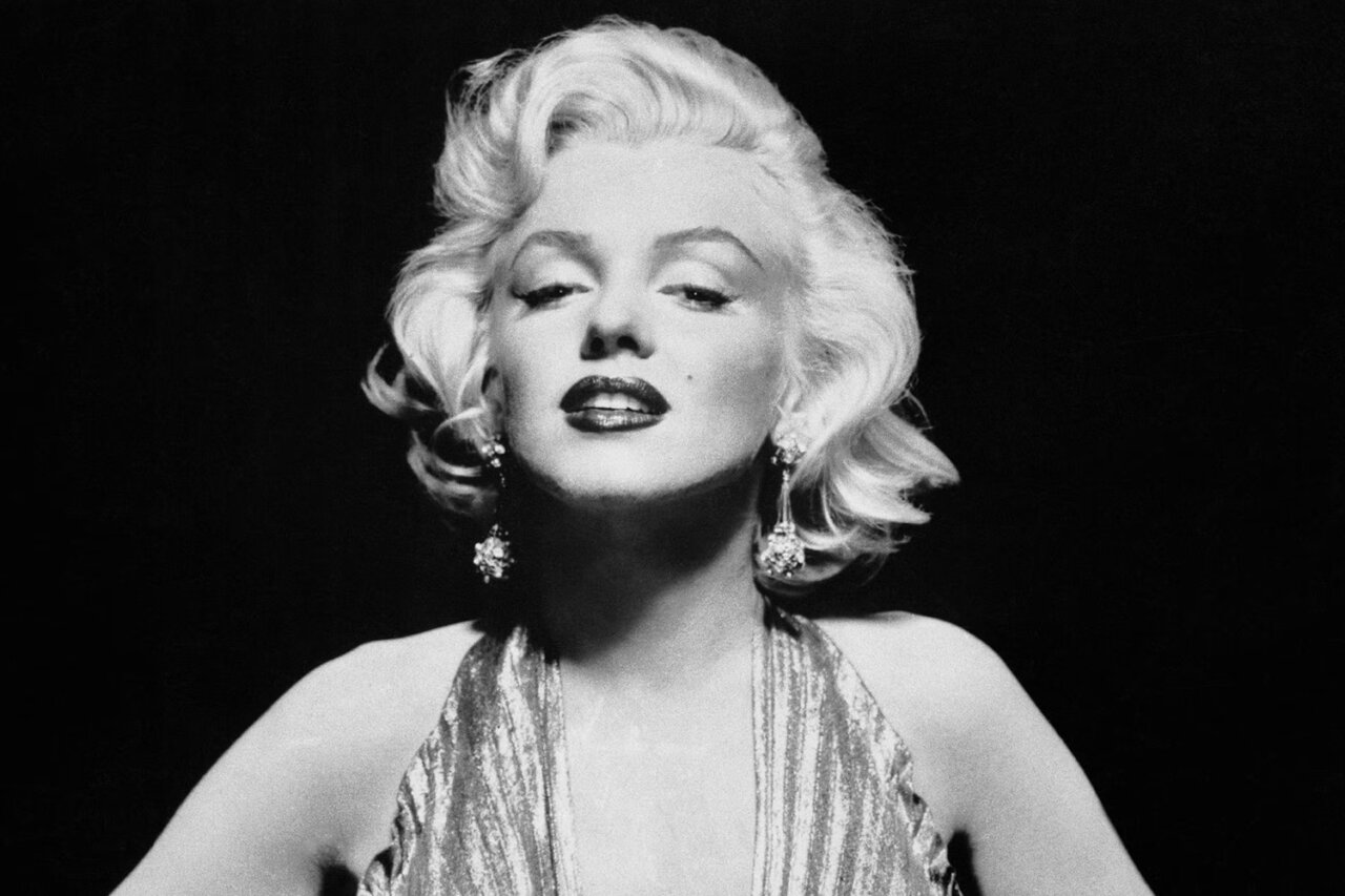 Marilyn Monroe posando con un vestido brillante y joyas