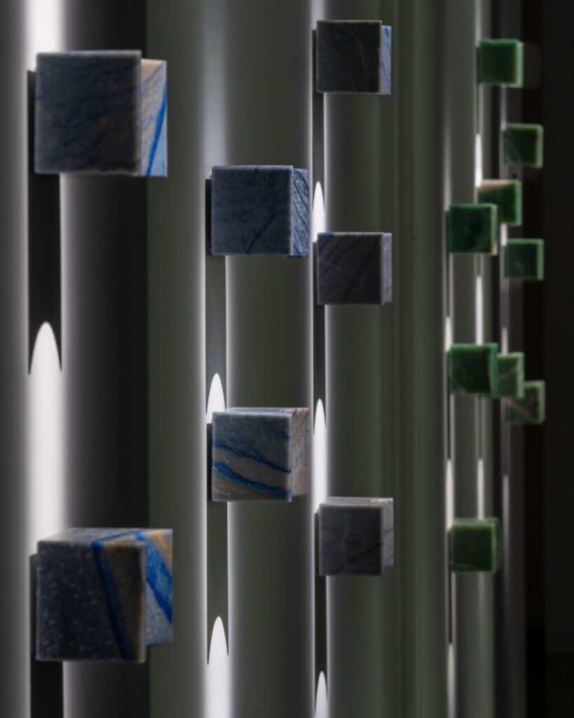 Instalación artística con bloques de colores en un espacio contemporáneo