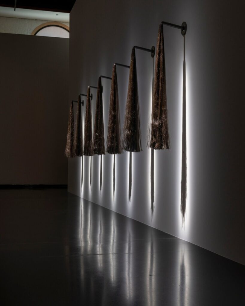 Instalación artística con luces y elementos colgantes en la Bienal de Venecia.