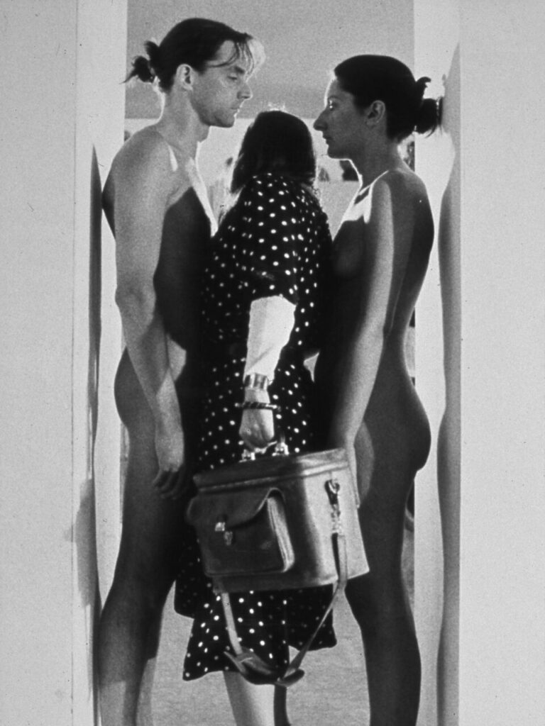 Instalación artística en blanco y negro en la Bienal de Venecia