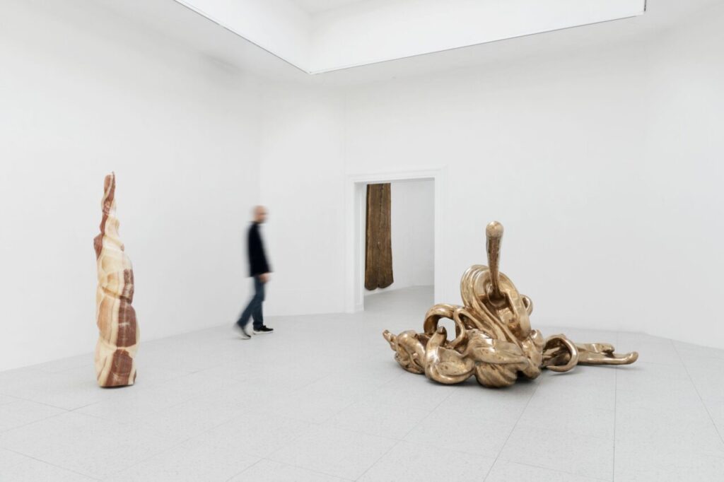 Esculturas en la exposición de Marina Abramovic en la Bienal de Venecia
