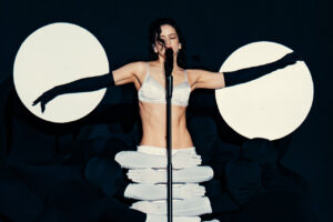 Rosalía actuando en un escenario con luces y vestuario llamativo