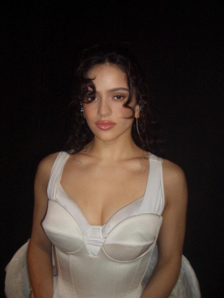 Rosalía en un vestido blanco durante su gira LUX Tour 2026