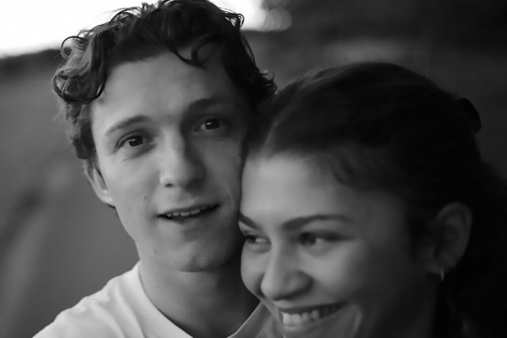 Tom Holland y Zendaya sonríen en una imagen en blanco y negro