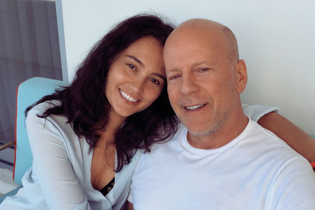 Emma Heming Willis y Bruce Willis sonríen juntos en una foto