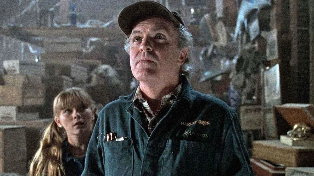 James Handy en una escena de Jumanji, actor de carácter en Hollywood.