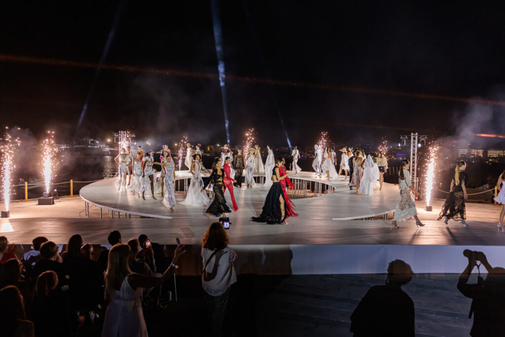 Pasarela Adlib Ibiza celebra su 55 aniversario reivindicando la libertad, la artesanía y el alma mediterránea de la isla 2 Desfile de moda en la Pasarela Adlib Ibiza con modelos y fuegos artificiales