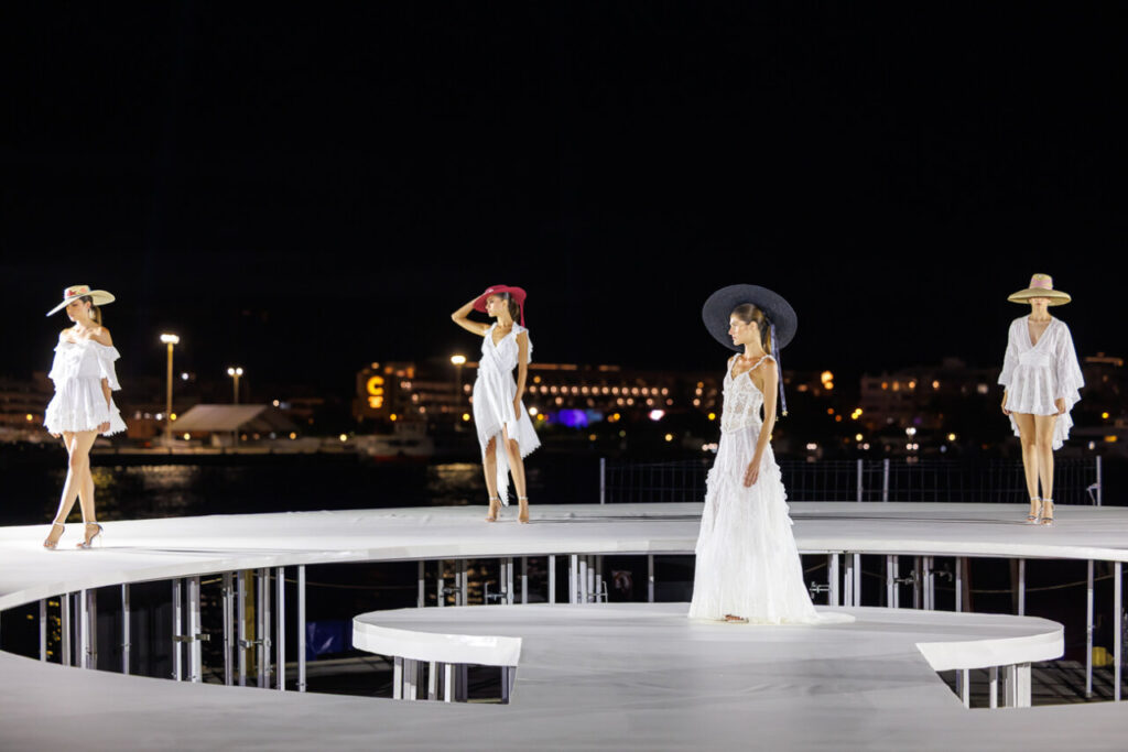 Pasarela Adlib Ibiza celebra su 55 aniversario reivindicando la libertad, la artesanía y el alma mediterránea de la isla 4 Desfile de moda en la Pasarela Adlib Ibiza con modelos en blanco