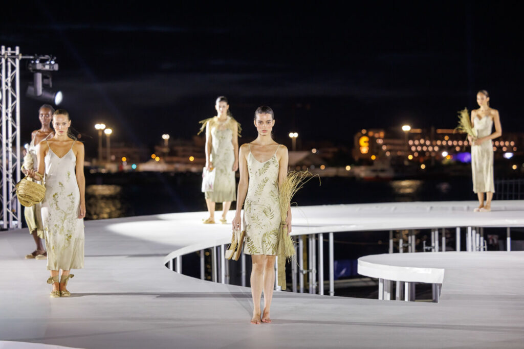 Pasarela Adlib Ibiza celebra su 55 aniversario reivindicando la libertad, la artesanía y el alma mediterránea de la isla 5 Desfile de moda en la Pasarela Adlib Ibiza con modelos en el puerto