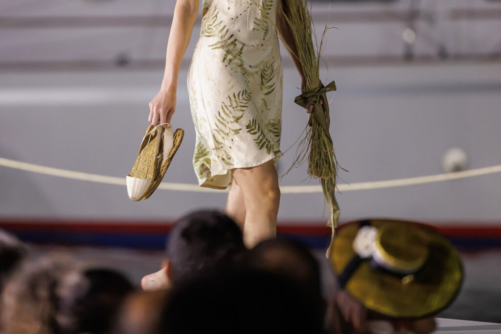 Pasarela Adlib Ibiza celebra su 55 aniversario reivindicando la libertad, la artesanía y el alma mediterránea de la isla 7 Modelo en pasarela con vestido de hojas y sandalias en Ibiza