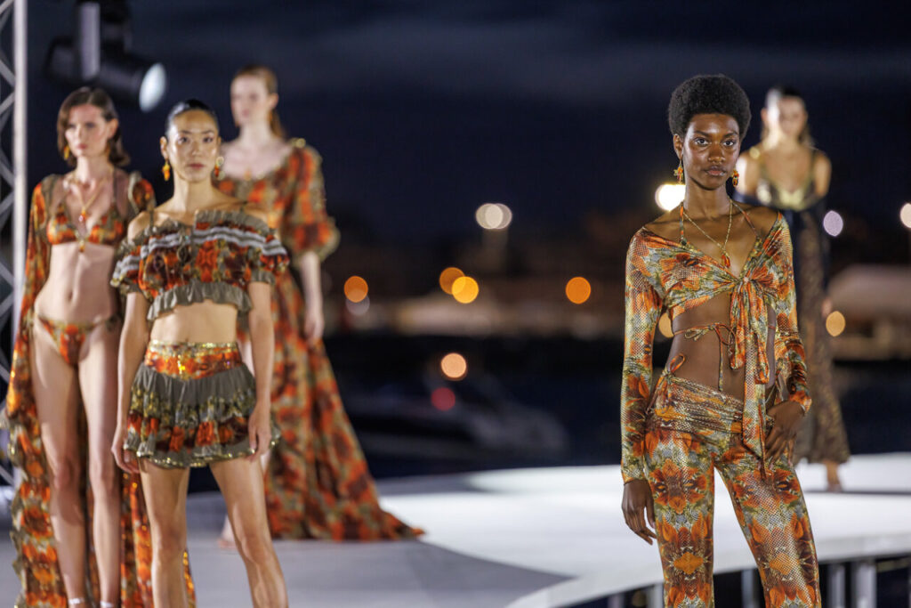 Pasarela Adlib Ibiza celebra su 55 aniversario reivindicando la libertad, la artesanía y el alma mediterránea de la isla 9 Modelos desfilando en la Pasarela Adlib Ibiza con trajes coloridos.