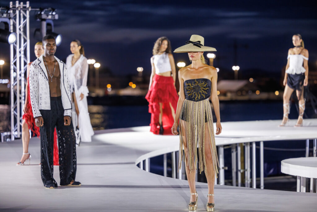 Pasarela Adlib Ibiza celebra su 55 aniversario reivindicando la libertad, la artesanía y el alma mediterránea de la isla 10 Modelos desfilando en la Pasarela Adlib Ibiza con moda mediterránea
