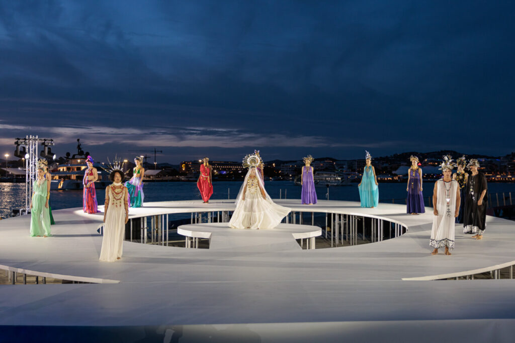 Pasarela Adlib Ibiza celebra su 55 aniversario reivindicando la libertad, la artesanía y el alma mediterránea de la isla 11 Desfile de moda en la Pasarela Adlib Ibiza con modelos y diseños coloridos