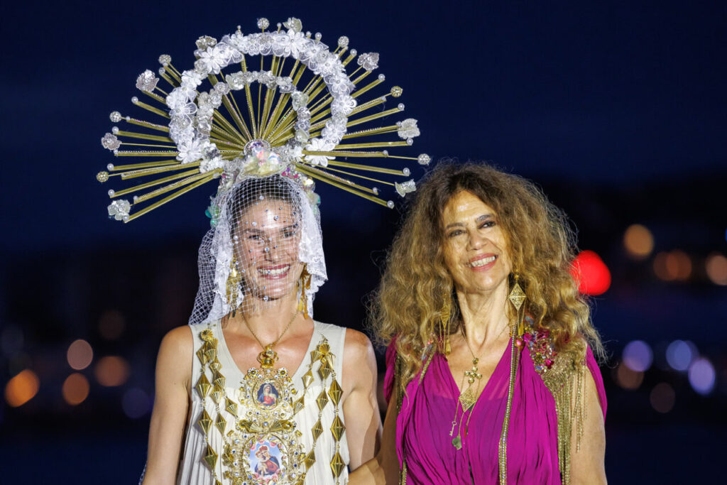 Pasarela Adlib Ibiza celebra su 55 aniversario reivindicando la libertad, la artesanía y el alma mediterránea de la isla 12 Modelo con vestido de Adlib y tocado en pasarela de Ibiza