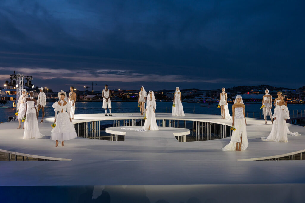 Pasarela Adlib Ibiza celebra su 55 aniversario reivindicando la libertad, la artesanía y el alma mediterránea de la isla 14 Desfile de moda en la Pasarela Adlib Ibiza con modelos en vestidos blancos