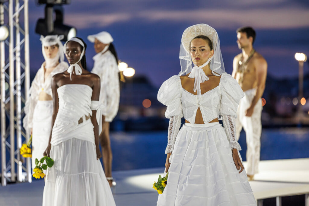 Modelos desfilando en la Pasarela Adlib Ibiza con vestidos blancos