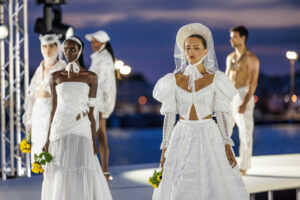 Modelos desfilando en la Pasarela Adlib Ibiza con vestidos blancos
