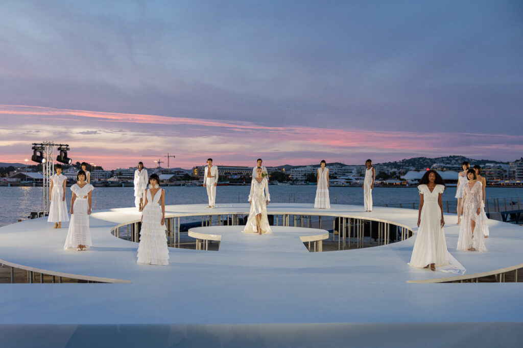 Pasarela Adlib Ibiza celebra su 55 aniversario reivindicando la libertad, la artesanía y el alma mediterránea de la isla 16 Modelos desfilando en la Pasarela Adlib Ibiza al atardecer