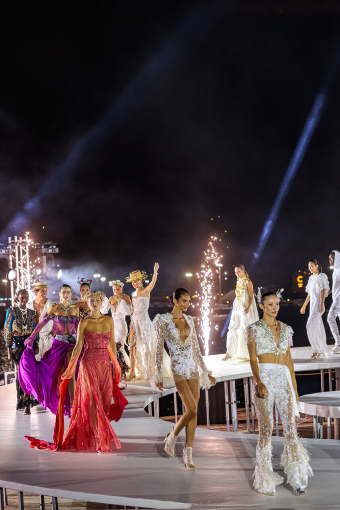 Pasarela Adlib Ibiza celebra su 55 aniversario reivindicando la libertad, la artesanía y el alma mediterránea de la isla 19 Modelos desfilando en la Pasarela Adlib Ibiza con trajes coloridos y brillantes