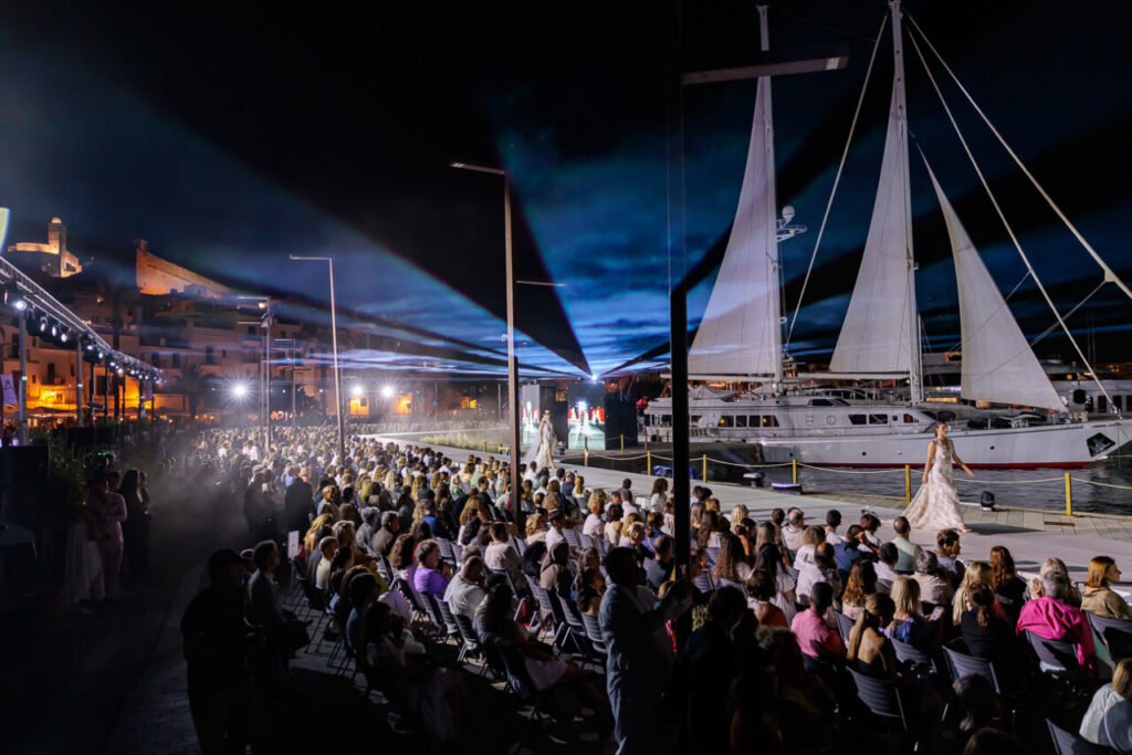 Pasarela Adlib Ibiza celebra su 55 aniversario reivindicando la libertad, la artesanía y el alma mediterránea de la isla 20 Desfile de moda en la Pasarela Adlib Ibiza con público y barcos
