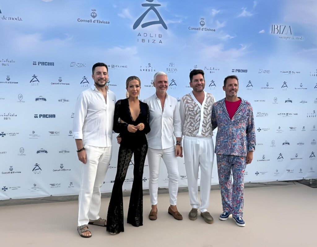 Pasarela Adlib Ibiza celebra su 55 aniversario reivindicando la libertad, la artesanía y el alma mediterránea de la isla 21 Grupo de personas en la Pasarela Adlib Ibiza celebrando su aniversario