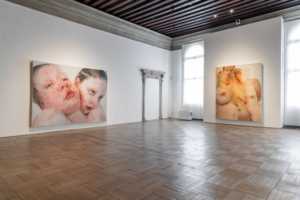 Jenny Saville en Venecia 2 Pinturas de figuras humanas en una galería de arte