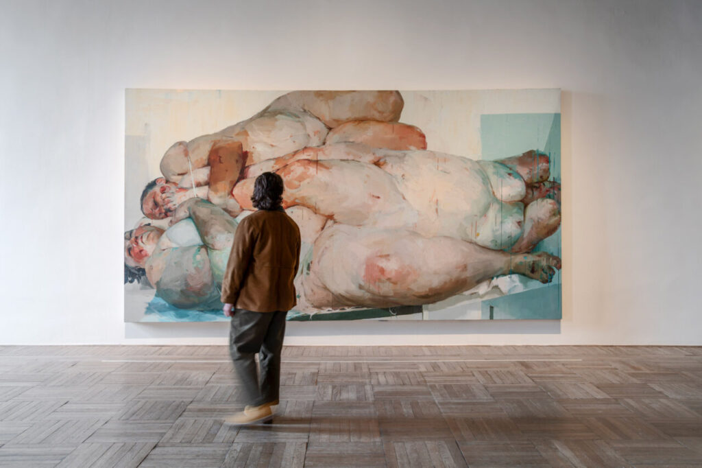 Jenny Saville en Venecia 1 Persona observando una pintura en una galería de arte contemporáneo