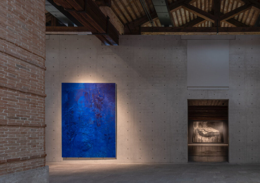 Paulo Nazareth + Lorna Simpson 7 Interior de la Galería Internacional de Arte Moderno Ca’Pesaro con obras de Jenny Saville