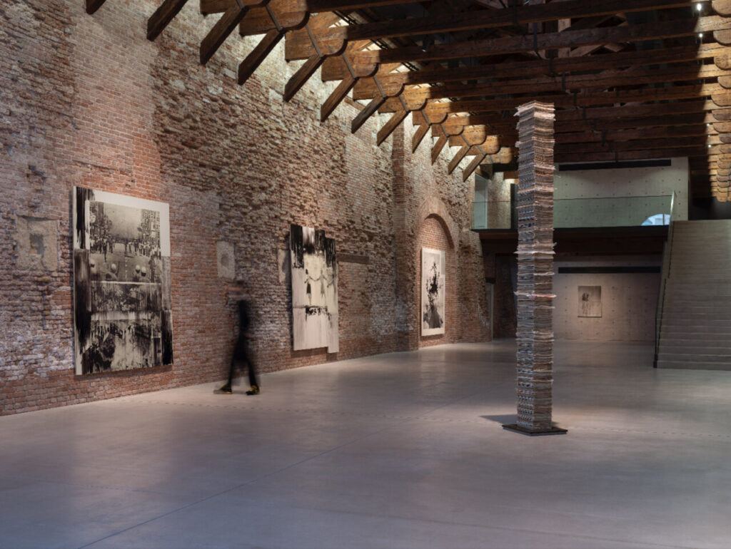 Paulo Nazareth + Lorna Simpson 6 Interior de una galería de arte moderna con exposiciones en las paredes