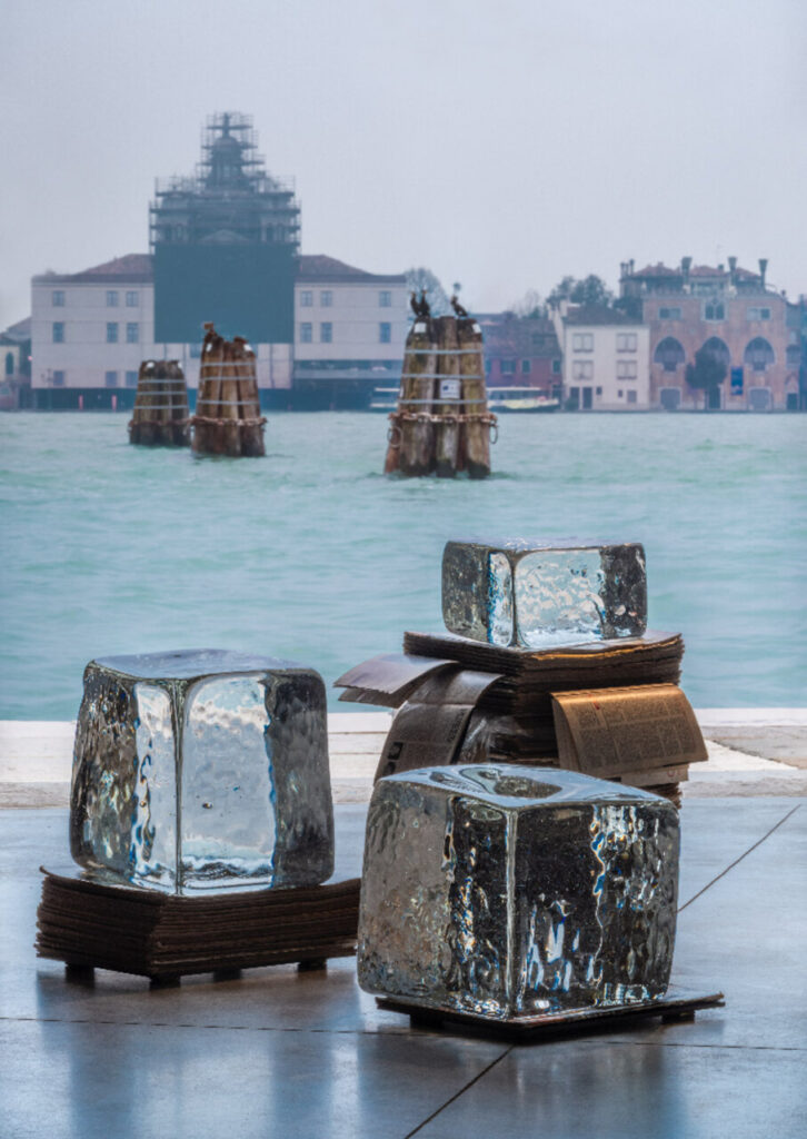 Paulo Nazareth + Lorna Simpson 5 Instalación artística con bloques de hielo y periódicos en Venecia