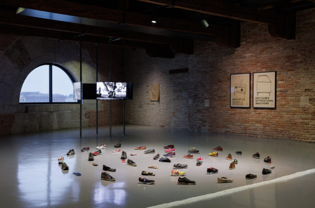 Paulo Nazareth + Lorna Simpson 4 Instalación artística con zapatos en una galería de arte