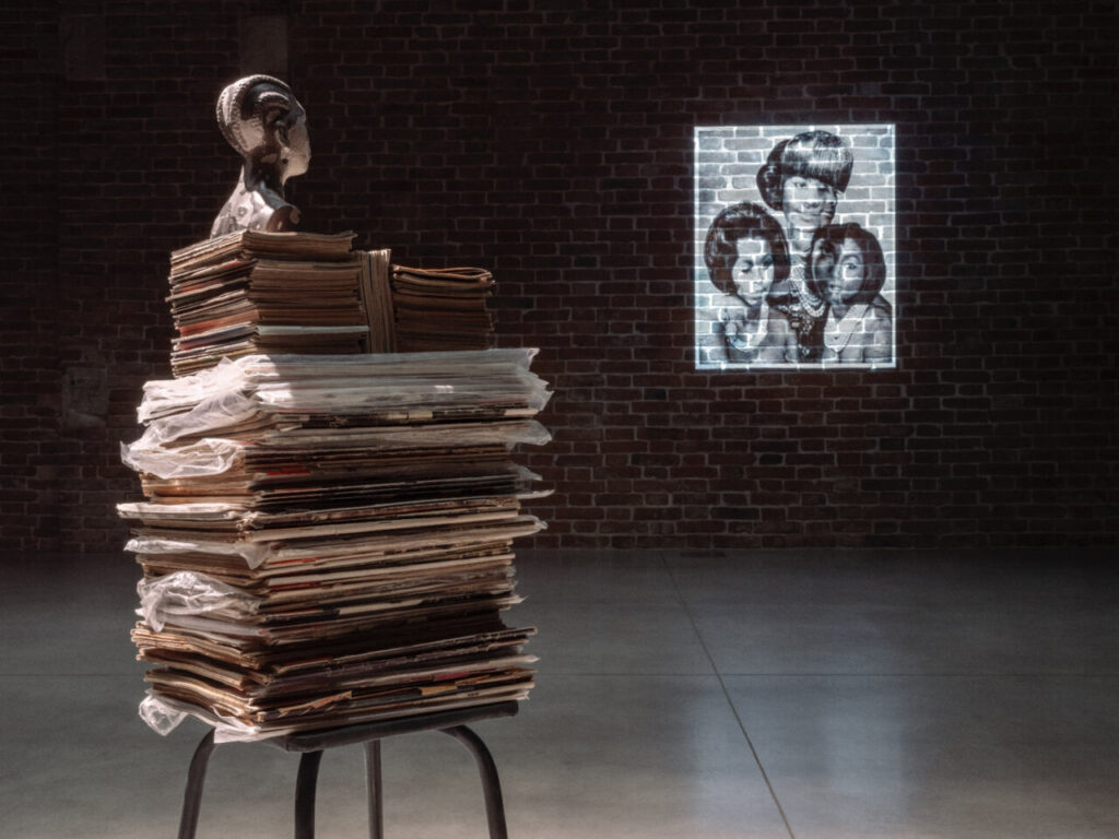Paulo Nazareth + Lorna Simpson 3 Escultura y pilas de documentos en una galería de arte contemporáneo