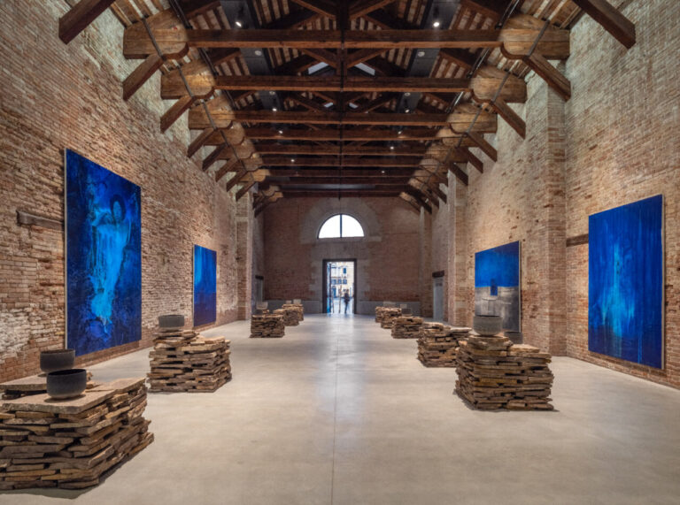 Interior de una galería de arte en Venecia con obras de Jenny Saville