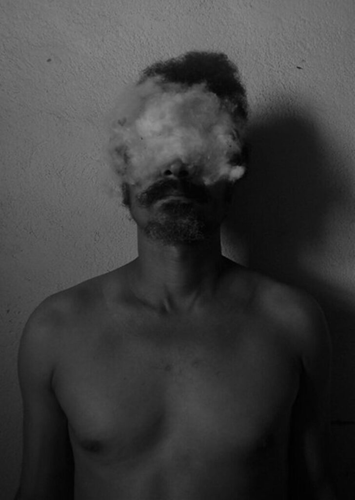 Paulo Nazareth + Lorna Simpson 8 Hombre con rostro cubierto de nubes de algodón en blanco y negro