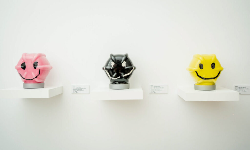 Dormitorios Paralelos 3 Esculturas coloridas en una galería de arte contemporáneo