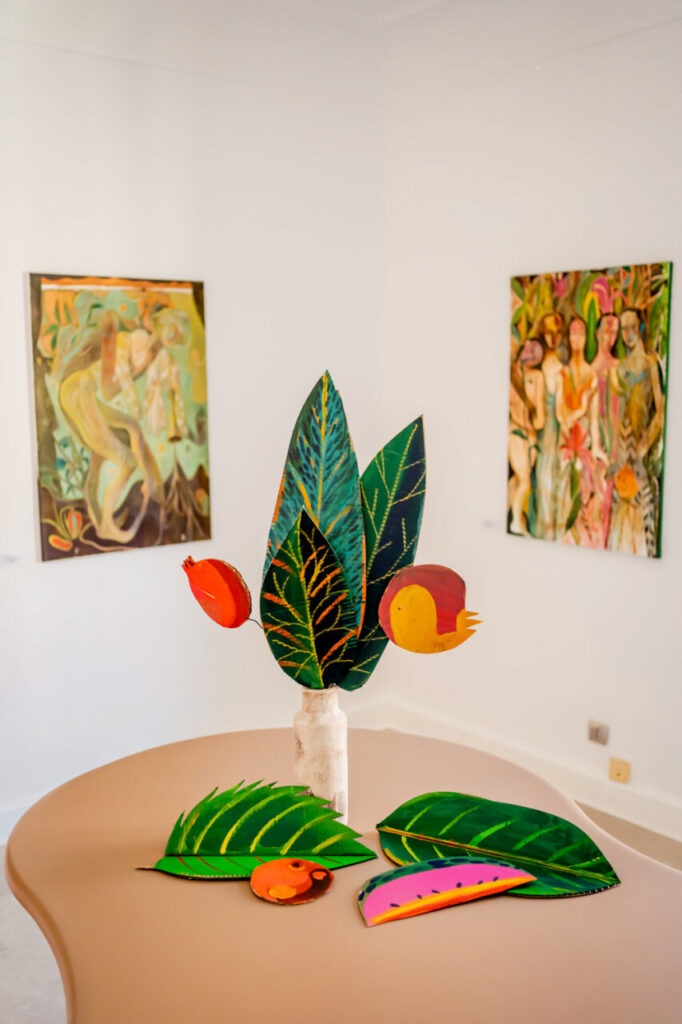 Dormitorios Paralelos 1 Obra de arte contemporáneo en galería con pinturas coloridas