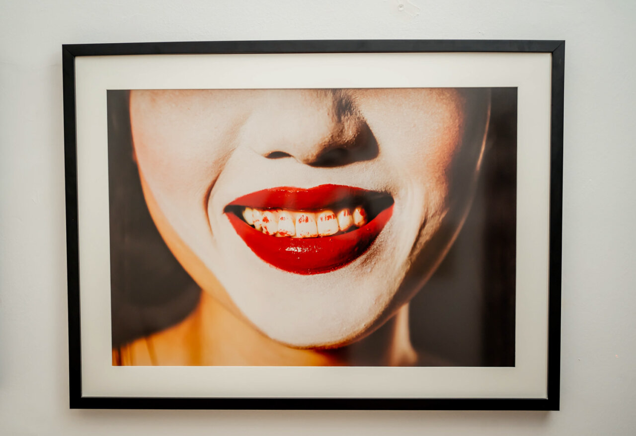 Retrato de una mujer con labios rojos y sonrisa brillante