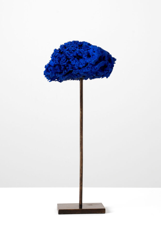 Escultura abstracta de color azul en exposición de arte contemporáneo