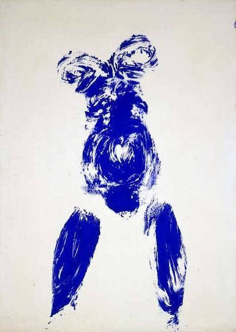 Pintura de Yves Klein en una exposición de arte contemporáneo