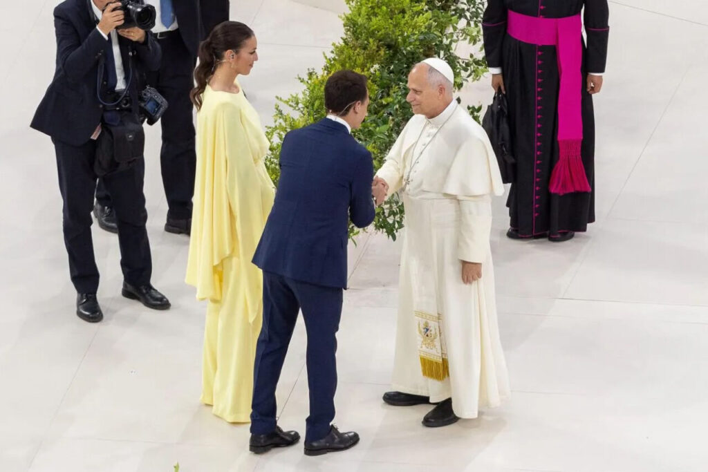 Patricia Pardo y Christian Gálvez saludan al Papa León XIV en el Bernabéu