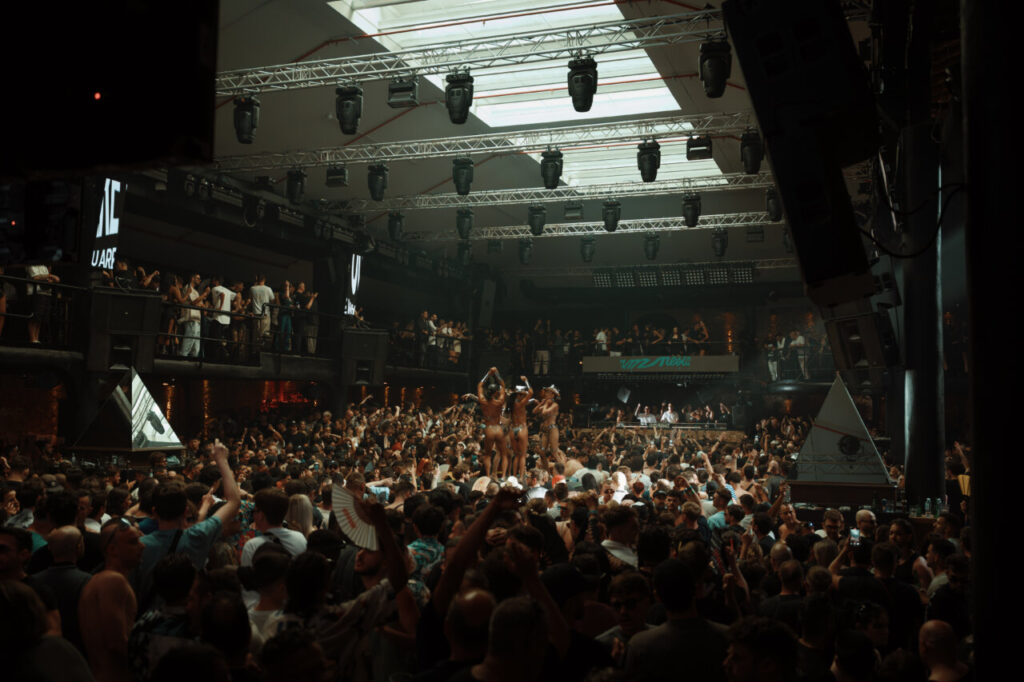 Multitud disfrutando de una fiesta en Amnesia Ibiza.