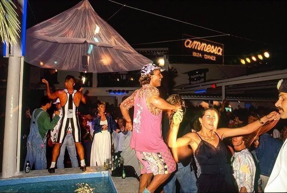 Fiesta en Amnesia Ibiza con gente bailando y disfrutando.