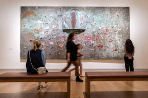 Visita a una galería de arte con una obra contemporánea colorida